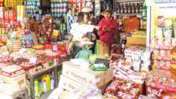 Tin hot thị trường ngày 17/6: “Chốt” giảm 2% thuế VAT, dùng methanol tạo ra khoảng 50.000 chai cồn giả