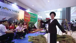Ấn tượng với gian trưng bày Báo Nông thôn Ngày nay/Dân Việt đậm đà chất quê tại Hội Báo toàn quốc 2025