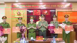 Giám đốc Công an tỉnh Thanh Hóa thưởng nóng các đơn vị có thành tích xuất sắc trong đấu tranh phòng, chống tội phạm