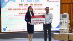 Agribank Chi nhánh tỉnh Long An trao tặng 3 máy chạy thận nhân tạo cho bệnh viện đa khoa tỉnh 