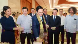 Thăm gian hàng sản phẩm OCOP, Thủ tướng Phạm Minh Chính thưởng thức trà Đinh Thái Nguyên, đặt tên 'Bình An” cho sản phẩm gốm