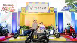 Người Hà Nội nô nức đổi xăng lấy điện: “Xe máy VinFast nhẹ, êm, dễ điều khiển”