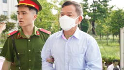 Cựu Chủ tịch tỉnh Quảng Ngãi bật khóc tại tòa khi khai nhận 22 tỷ đồng và 200.000 USD từ Chủ tịch Tập đoàn Phúc Sơn