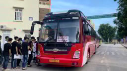 Kỳ thi tốt nghiệp THPT 2025: Xúc động chuyện trường học ở Lạng Sơn lo ăn ở miễn phí cho thí sinh, cô giáo Hải Phòng tới điểm thi động viên học trò