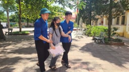 'Con đậu, mẹ sẽ đi theo làm thuê nuôi con ăn học': Lời nói rơi nước mắt của người mẹ có con khuyết tật ở Hà Tĩnh