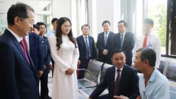 Thường trực Ban Bí thư Trần Cẩm Tú động viên cán bộ Đà Nẵng làm nhiệm vụ trong thời điểm chuyển giao
