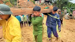 Nông thôn Tây Bắc: Hỗ trợ người dân di chuyển nhà ra khỏi vùng nguy hiểm do mưa lớn 