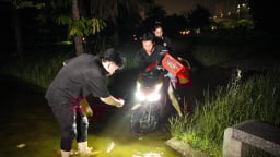 Công viên hồ điều hòa Mai Dịch ngập nước sau mưa lớn, người dân soi đèn bắt cá trong đêm