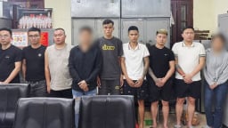 Triệt phá đường dây 'nuôi gái' phục vụ quán karaoke, ép nhân viên đi bán dâm
