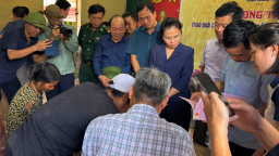 Sau hàng trăm năm, đồng bào Đan Lai được cấp bìa đỏ, người dân mừng rỡ, chính quyền hoàn thành chương trình xóa nhà tạm