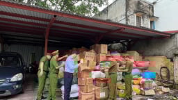 Hơn 25 tấn bánh kẹo, thực phẩm hết hạn được người dân La Phù giao nộp để tiêu hủy