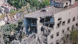 Ukraine không kích đánh sập tòa chung cư 5 tầng ở Kherson, hàng chục người bị vùi lấp