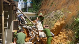 Lạng Sơn: Công an xã giúp dân chạy sạt lở đất