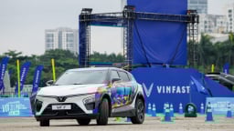 Lái thử bộ đôi VinFast VF 7 và VF 8, người dùng nhận xét: “Tăng tốc quá tốt, động cơ êm ái, linh hoạt trong không gian hẹp”
