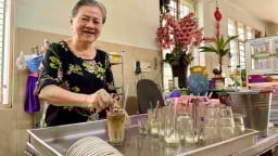 Quán cà phê 104 tuổi ở phường Lái Thiêu, mặt trời chưa lên đã kín chỗ, độc đáo nhất là các loại điểm tâm sáng