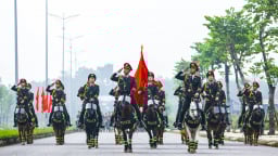 Uy phong lực lượng kỵ binh Cảnh sát cơ động luyện tập diễu binh cho nhiệm vụ A80