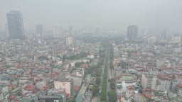 Không khí Hà Nội ô nhiễm thứ 2 thế giới, bầu trời mịt mù từ sáng đến trưa