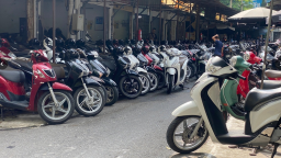 Hà Nội cấm xe máy xăng vào năm 2026: Nhiều người rẽ hướng học nghề sửa xe điện