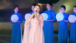 Sao mai Thu Hằng: Khóe mắt cay cay, trái tim nghẹn lại khi hát giữa Nghĩa trang Đường 9