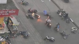 Cơn giông lớn bất ngờ cuốn phăng xe máy, giật sập mái tôn, quật đổ cây cổ thụ ở Hà Nội