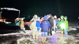 Hà Tĩnh: Tàu chìm trên biển Thiên Cẩm, 34 khách và thuyền viên nhảy xuống biển, bơi vào đảo Bớc