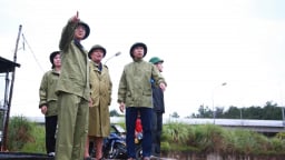 Ngư dân Quảng Ninh chạy đua, đưa tàu về nơi tránh trú an toàn, khi chỉ còn vài giờ trước khi bão số 3 đổ bộ