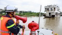 Người dân dọc tuyến sông Hồng gia cố nhà cửa, tàu thuyền trước khi cơn bão số 3 đổ bộ