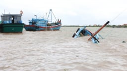 Chìm tàu cá khi neo đậu tránh trú bão Wipha, 4 ngư dân được cứu