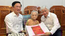 Chủ tịch Ủy ban Trung ương MTTQ Việt Nam Đỗ Văn Chiến thăm tặng quà gia đình chính sách tại Hải Phòng