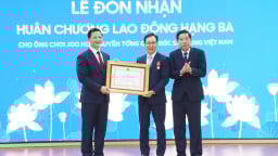 Lãnh đạo tỉnh Bắc Ninh trao tặng Huân chương Lao động Hạng Ba cho nguyên Tổng Giám đốc Samsung Việt Nam ông Choi Joo Ho