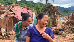Chạy lũ trở về, người dân xã Mỹ Lý, Nghệ An khóc ròng vì nhà đã bị cuốn trôi hết