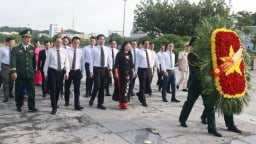 Bí thư Tỉnh ủy Lào Cai Trịnh Xuân Trường dâng hương tưởng nhớ Chủ tịch Hồ Chí Minh và các anh hùng liệt sỹ