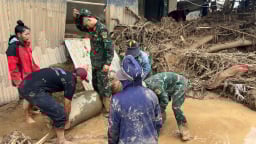 Thủ tướng Chính phủ chia sẻ với những khó khăn, mất mát của nhân dân vùng bị thiên tai ở Sơn La