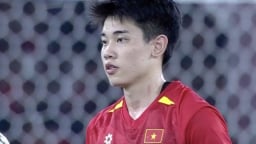 Nguyễn Đình Bắc bị cầu thủ U23 Indonesia cào xước cổ, rời sân trên cáng