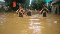 Nhiều bản làng của tỉnh Sơn La nằm dọc 2 bên bờ sông Mã bị cô lập do nước lũ dâng cao