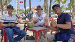 Đà Nẵng: Rơi nhẫn cầu hôn hơn 2.000 USD trên biển, du khách Australia được giúp đỡ tìm lại oà khóc