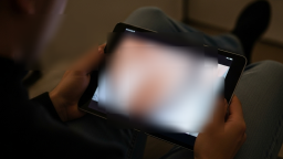 Nhân viên bị cáo buộc quay video nhạy cảm bằng iPad hành khách bỏ quên trên máy bay