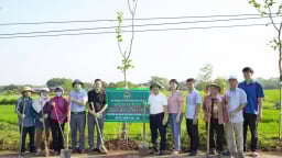 Hội Nông dân phường Sơn Tây, TP Hà Nội gắn biển công trình “Hàng cây nông dân” chào mừng Đại hội
