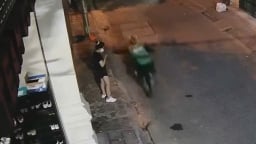 Cảnh sát vào cuộc vụ cô gái bị cướp giật điện thoại giữa phố ở Hà Nội