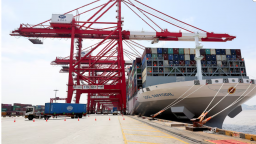 Tác động từ thuế quan của ông Trump ít nghiêm trọng hơn dự kiến, IMF nâng dự báo tăng trưởng toàn cầu