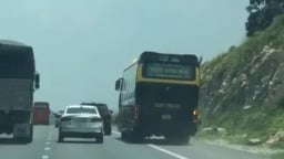 Xe khách ngang nhiên chạy vào làn khẩn cấp, tạt đầu ôtô gây nguy hiểm trên cao tốc Phan Thiết-Dầu Giây