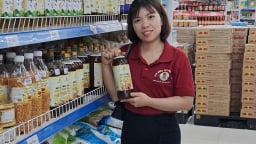 Từ đàn ong 'cha truyền con nối', cặp vợ chồng trẻ ở Thái Nguyên làm giàu từ mật ngọt OCOP