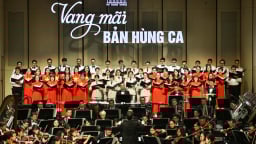 Màn đại hợp xướng 50 ca sĩ hát cùng Dàn nhạc Giao hưởng Việt Nam gây xúc động 