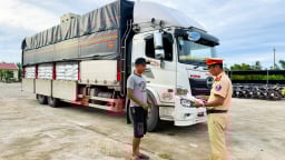 CSGT TP.Huế bắt giữ xe tải chở gần 30 tấn hàng hóa không rõ nguồn gốc xuất xứ 