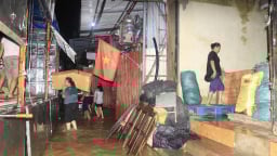 Nước sông Hồng dâng cao, người dân ở Lào Cai chạy lũ trong đêm