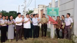 Quảng Ninh: Hội Nông dân phường Hiệp Hòa gắn biển công trình “Đường điện thắp sáng khu dân cư”