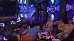 Đà Nẵng: Đột kích quán karaoke, bắt quả tang hàng loạt đối tượng “bay lắc” cùng ma túy