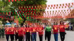 Hội Nông dân từ xã đến ấp ở TP.HCM ra quân dọn rác, trang trí đường cờ Tổ quốc đón Tết Độc lập