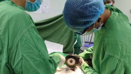 Hy hữu: Dùng máy cắt kim loại giải cứu 'của quý' bị 2 đai ốc siết chặt suốt một tháng