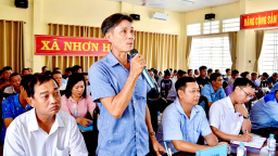 Chủ tịch Hội Nông dân Việt Nam Lương Quốc Đoàn lắng nghe tâm tư, ý kiến của cử tri xã biên giới Nhơn Hội, tỉnh An Giang